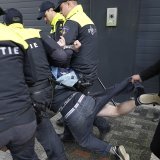 Des images du pool télévision montrent l'homme stoppé dans sa course et brutalement plaqué au sol à proximité de M. Macron.